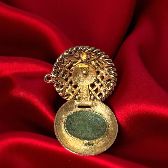 Intricate Gold and Green Brooch - Picture 4 of 4